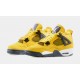 Air Jordan 4 Retro Lightning Mens Lifestyle Shoe (Tour Yellow/White/Dark Blue Grey) Limitado a uno por cliente